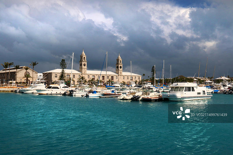 从海上眺望国王码头，百慕大历史建筑与港口图片素材