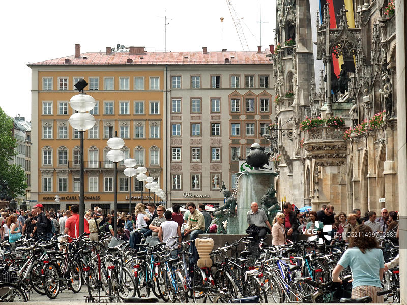 德国巴伐利亚慕尼黑玛丽恩广场鱼泉的行人图片素材