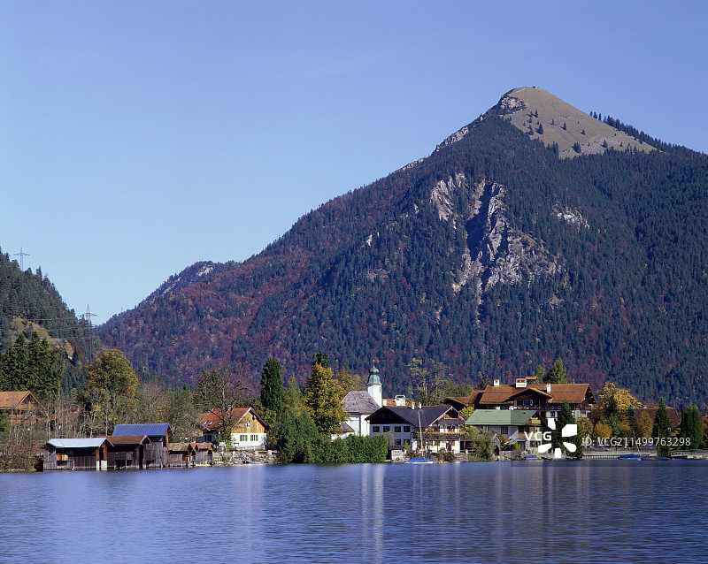 德国巴伐利亚州瓦尔兴湖风光：瓦尔兴湖村视角图片素材