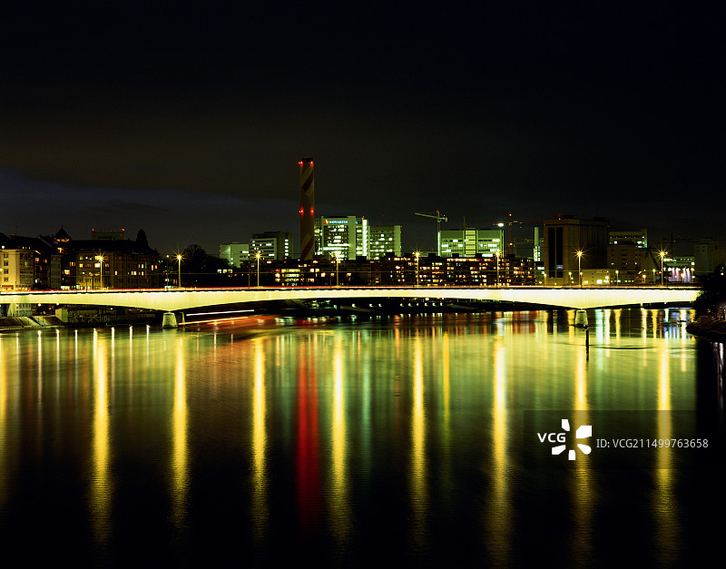 瑞士巴塞尔城市夜景：约翰尼特桥图片素材