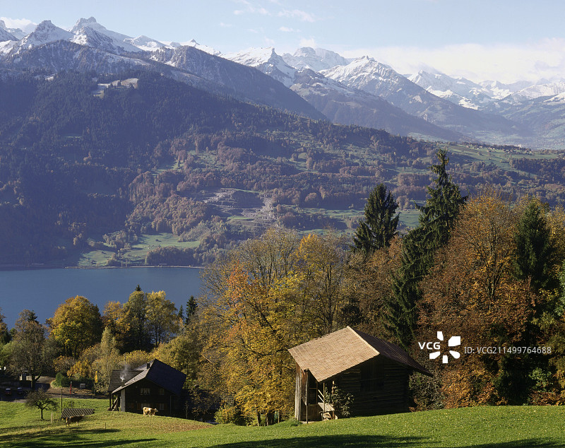 瑞士伯尔尼风景，图恩湖与山景图片素材