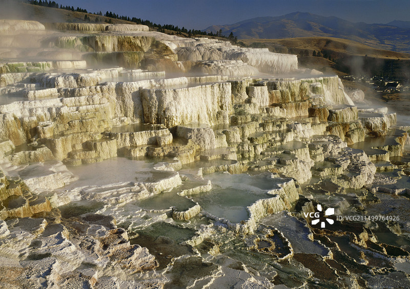 美国怀俄明州黄石国家公园猛犸温泉景观图片素材