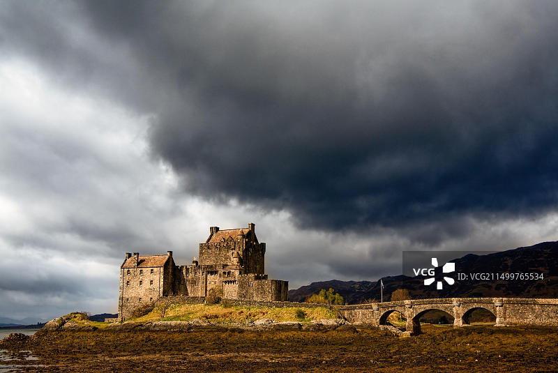 英国苏格兰高地戏剧性风暴光下的艾琳多南城堡图片素材