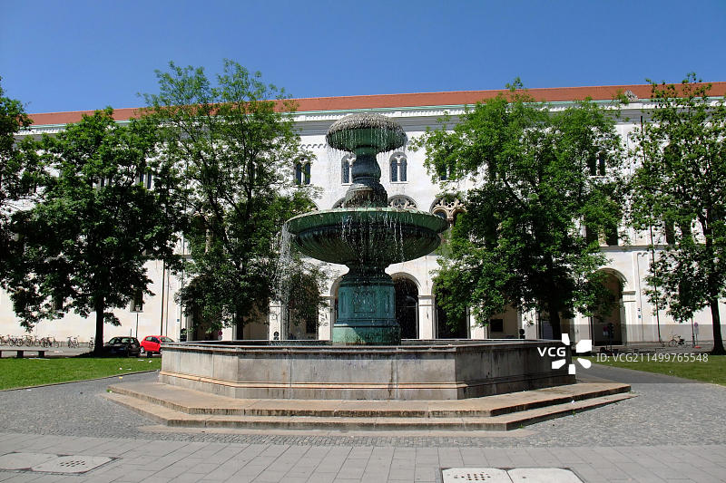 德国巴伐利亚慕尼黑路德维希-马克西米利安大学喷泉图片素材