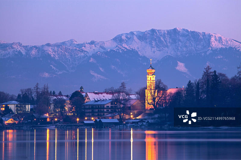 德国巴伐利亚州：冬季施塔恩贝格湖日落图片素材