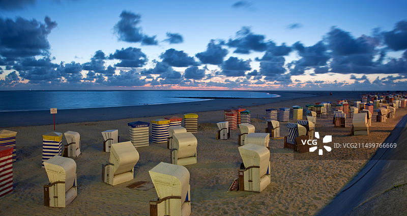 德国下萨克森州东弗里西亚群岛博尔库姆的灯光海滩图片素材