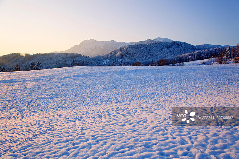德国巴伐利亚州格罗斯韦尔冬季风光及赫尔佐格山峰图片素材