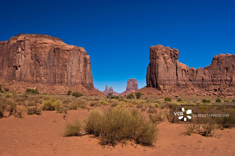 纪念碑谷地纳瓦霍部落公园是热门旅游目的地。山丘和悬崖是鲜艳的红色图片素材