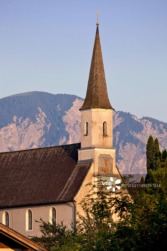 德国巴伐利亚格罗斯韦尔老教堂和约赫贝格山峰图片素材