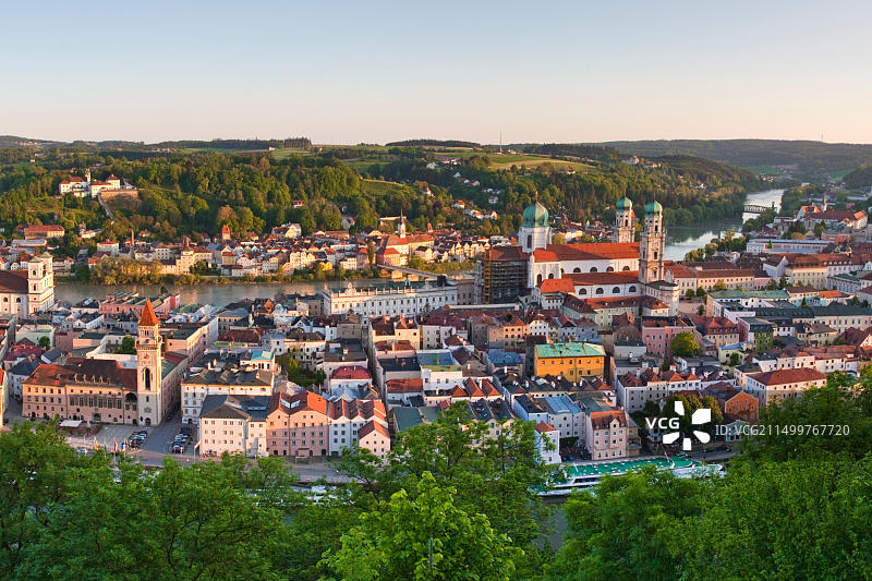 德国巴伐利亚帕绍多瑙河畔帕绍旧城区外的地理风貌图片素材