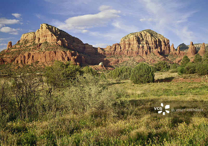 美国亚利桑那州橡树溪峡谷与圣十字教堂图片素材