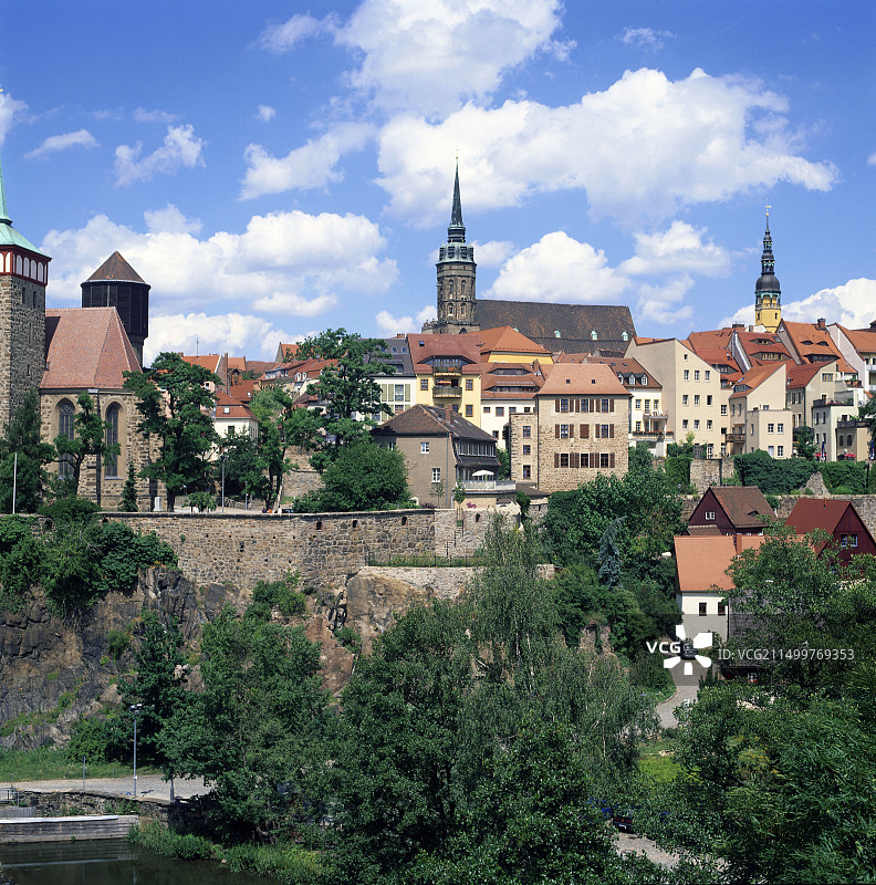 德国萨克森包岑城市景观：从和平桥望向城镇，历史古老供水厂，1588年教堂，城市景观，老城区图片素材