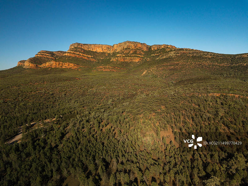弗林德斯山脉威尔佩纳磅的罗恩斯利悬崖鸟瞰图片素材