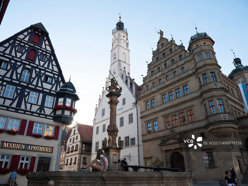 罗滕堡集市广场上的赫特里希斯布伦嫩喷泉和市政厅（德国巴伐利亚州中弗兰肯）图片素材