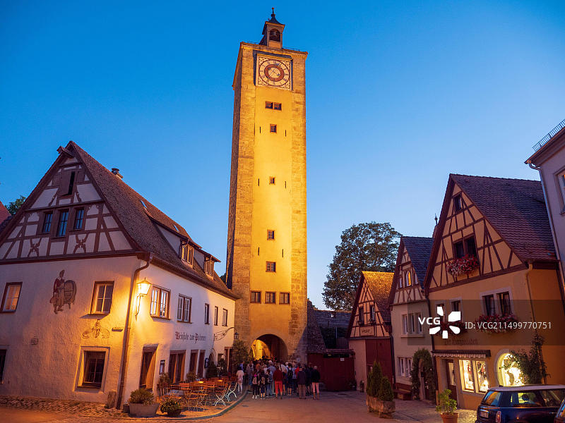 暮色下的城堡塔楼，罗滕堡老城区，陶伯河上罗滕堡，中弗兰肯，弗兰肯，巴伐利亚，德国图片素材