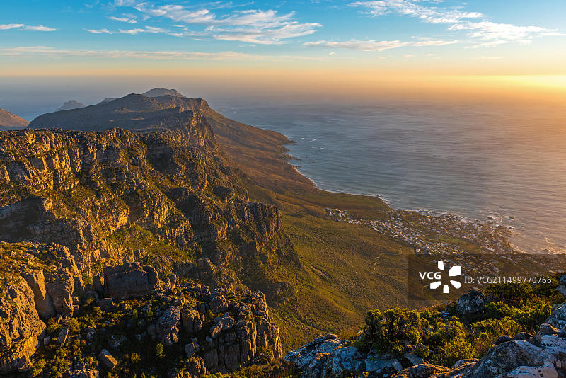 南非开普敦城市景观日落鸟瞰（桌山国家公园视角）图片素材