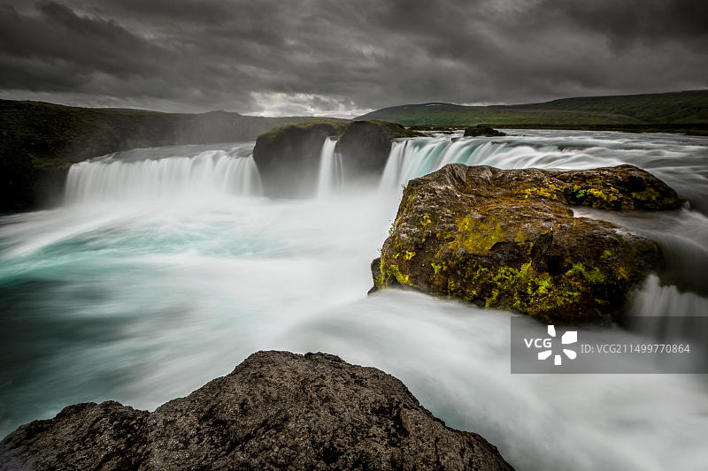 冰岛上的雄伟的众神瀑布图片素材