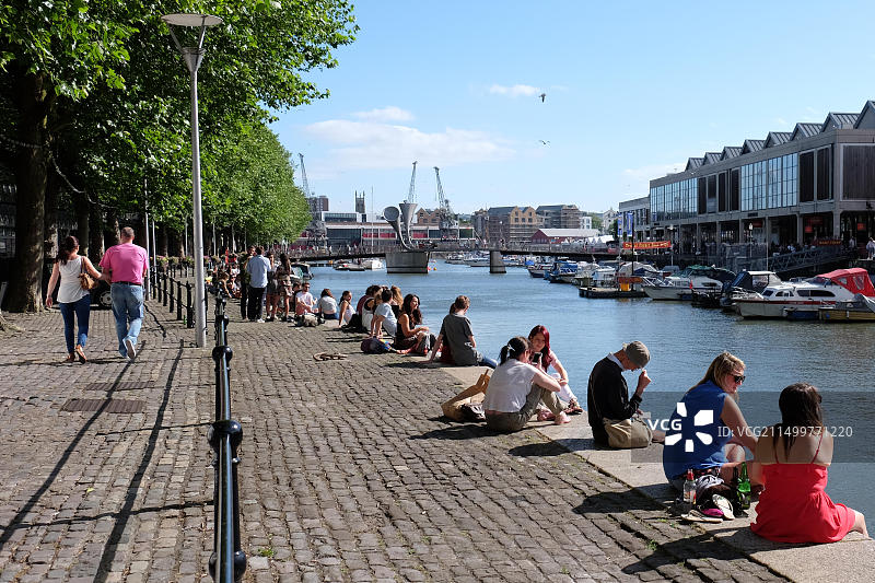 英国布里斯托尔海港区：人们沐浴阳光，享受休闲时光图片素材
