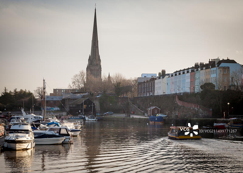 布里斯托尔的雷德克里夫大教堂和浮动港口上的乔治亚时代建筑群的概览图片素材