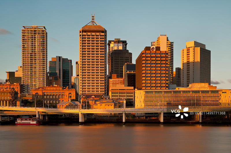 布里斯班河与中央商务区夜景图片素材