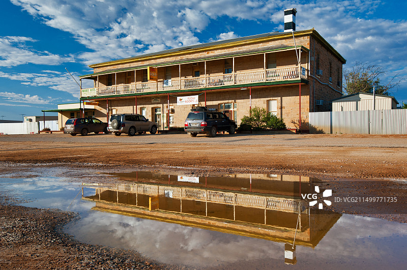 南澳大利亚沙漠中偏远的马里酒店的倒影图片素材