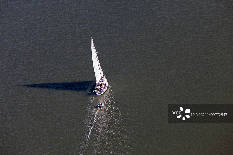 荷兰Nieuw Namen，西斯凯尔德河上的游艇和橡皮艇，航拍图片素材