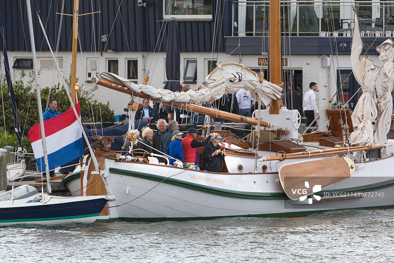 荷兰米登：前女王贝娅特丽克丝在她的船“De Groene Draeck”号上图片素材