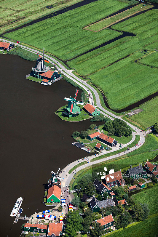 荷兰赞斯堡风车村户外博物馆：保存完好的历史风车和房屋图片素材