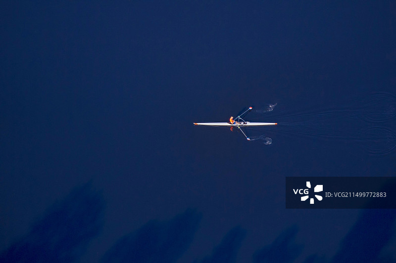 荷兰希尔弗瑟姆男子划单人划艇（航拍）图片素材