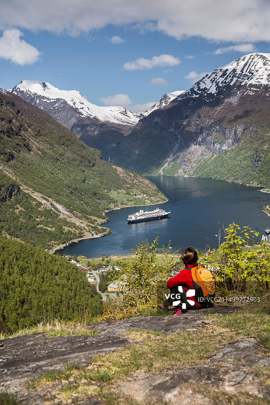 挪威盖朗厄尔峡湾，鸟瞰村庄和荷兰美洲线的鹿特丹号邮轮，徒步旅行者图片素材