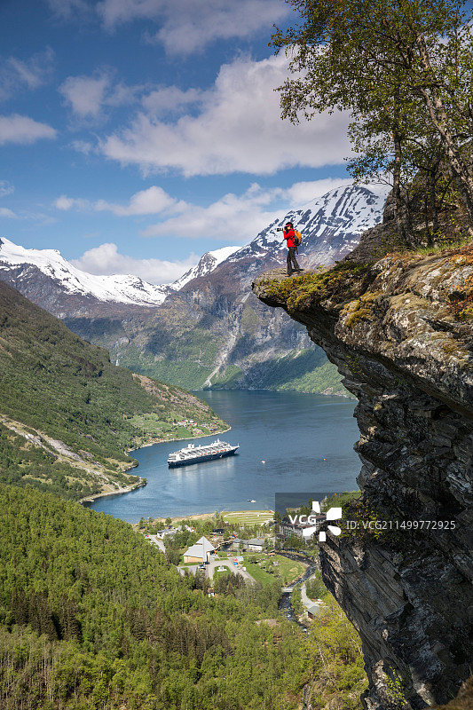 挪威，盖朗格，盖朗格峡湾。荷美航线邮轮鹿特丹号观景。摄影师Marjolijn van Steeden正在拍照。图片素材