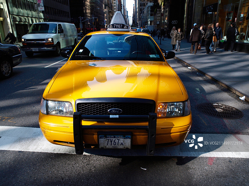 纽约麦迪逊大街黄色出租车图片素材