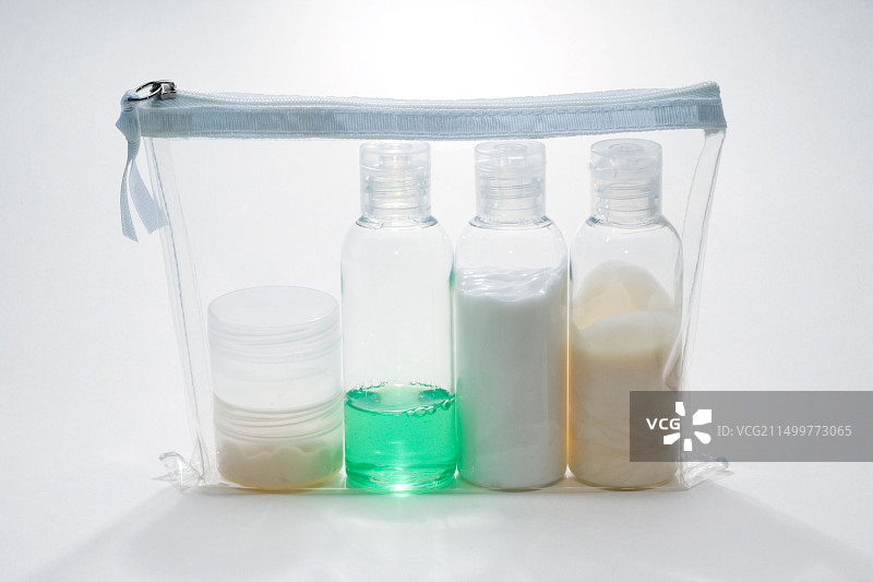 透明塑料拉链袋中的旅行洗发水容器图片素材