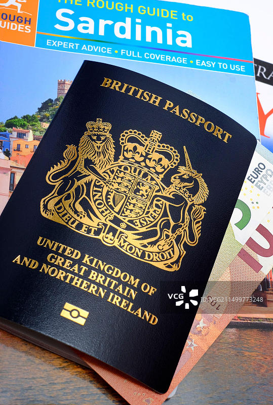 旅行指南上的英国新护照图片素材
