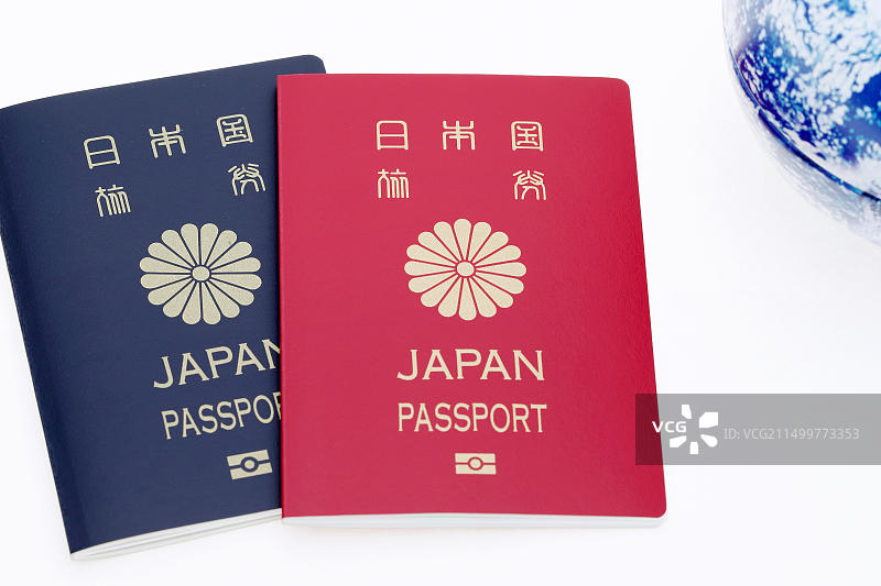 日本护照和地球仪旅行概念图片素材