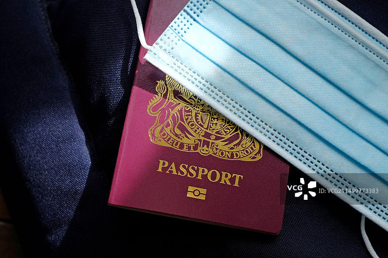 英国护照和口罩，新冠疫情，冠状病毒航空旅行限制图片素材