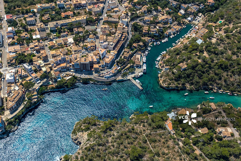 卡拉菲格拉港口鸟瞰：西班牙巴利阿里群岛桑塔尼图片素材