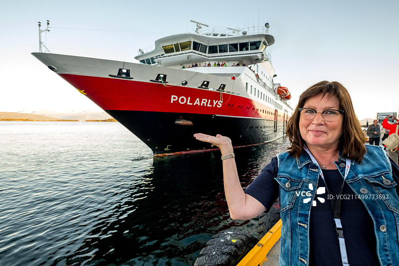 挪威莫尔德港的北极光号邮轮与游客图片素材