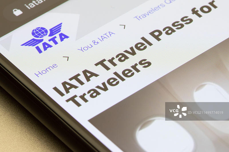 2021年3月6日，在手机上的国际航空运输协会网站上看到了国际航空运输协会旅行通行证介绍页面。国际航空运输协会计划很快推出旅行通行证应用程序。图片素材