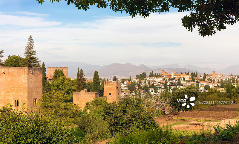 从阿尔罕布拉宫观赏阿尔拜辛城市景观，西班牙安达卢西亚图片素材