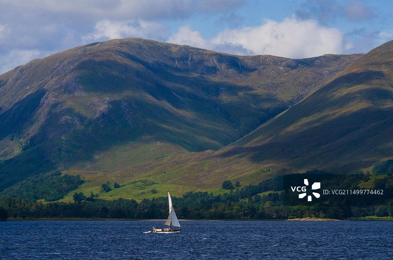 一艘25英尺的游艇驶过Loch Linnhe，驶向英国苏格兰西海岸的威廉堡图片素材