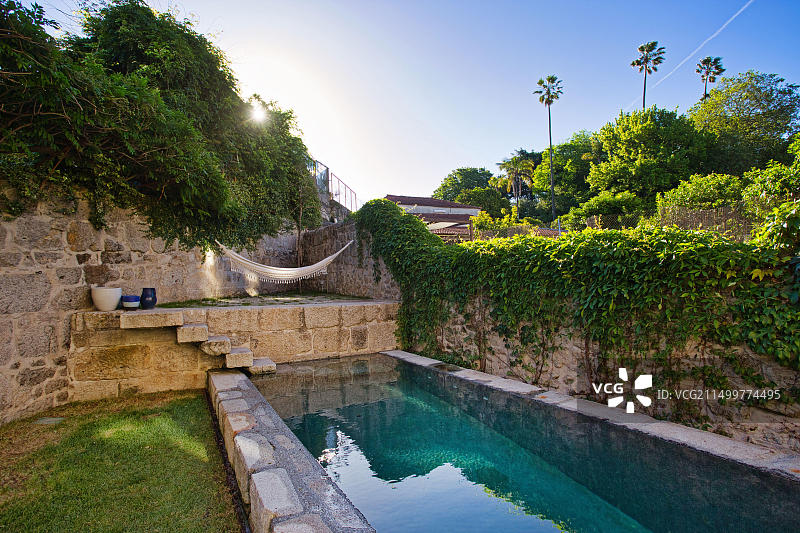 泳池边的吊床花园，葡萄牙波尔图图片素材