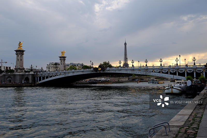 巴黎亚历山大三世桥与埃菲尔铁塔图片素材