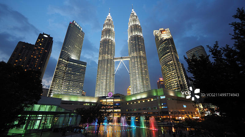 马来西亚吉隆坡夜景下的标志性双子塔图片素材