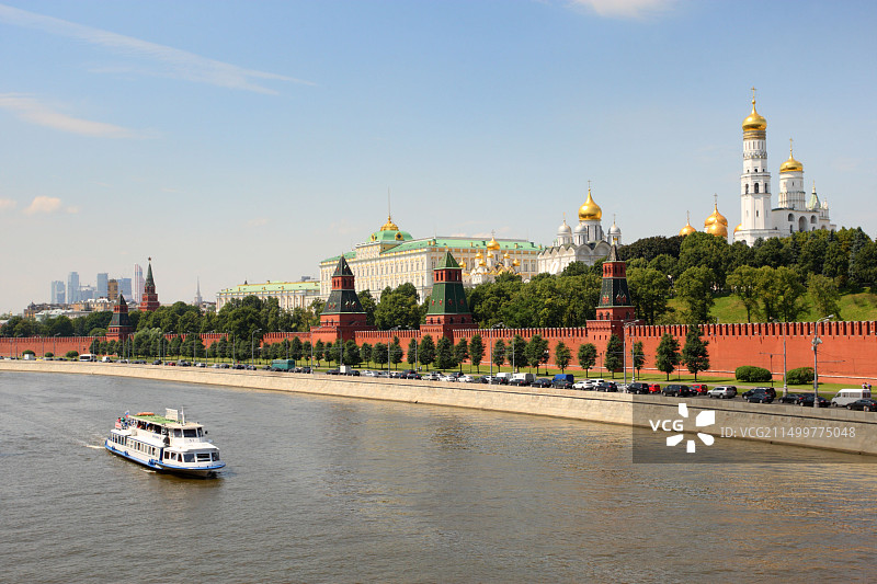 俄罗斯莫斯科，克里姆林宫和莫斯科河上的游船图片素材