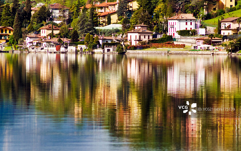 卢加诺湖畔的房屋和别墅倒影图片素材