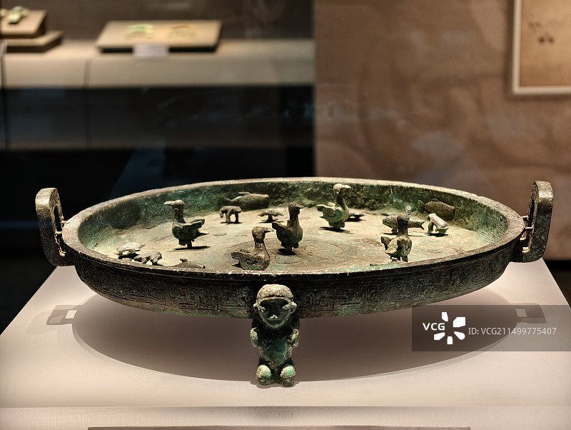 山西博物院内展览的春秋时期文物晋公盘图片素材