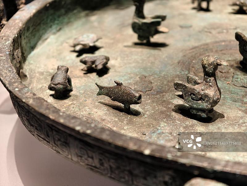 山西博物院内展览的春秋时期文物晋公盘图片素材