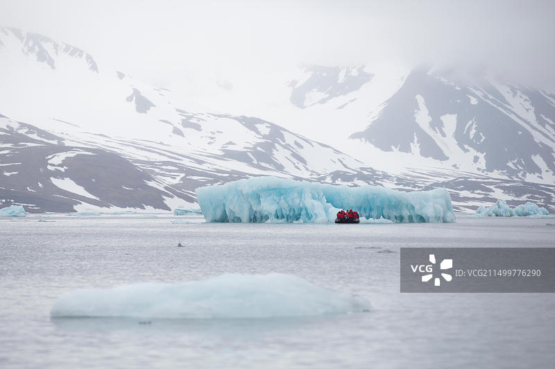 旅游团在斯瓦尔巴群岛的北极地区探索冰山图片素材