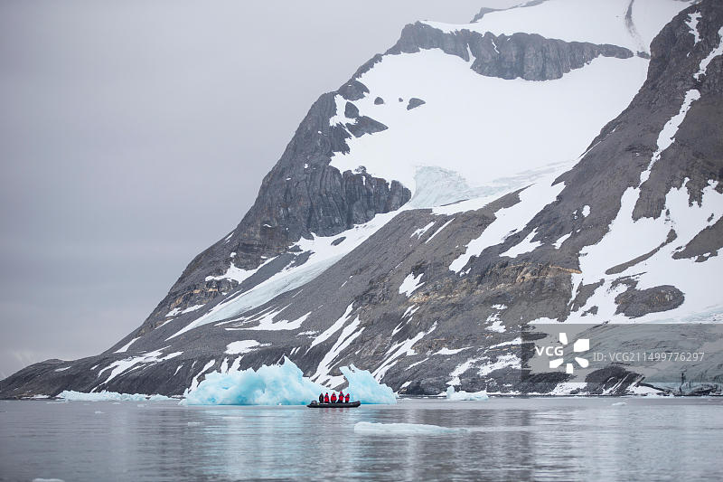 旅游团在斯瓦尔巴群岛的北极地区探索冰山图片素材